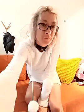 Timide_girl17 Image 13